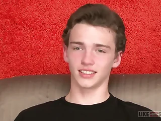 Inexperienced twunk dude castings with a super-hot hand job and fellatio to the director