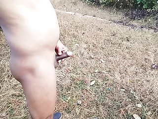 Steaming Indian fellow catches a stranger & gives him a super-naughty nude hj on the roadside